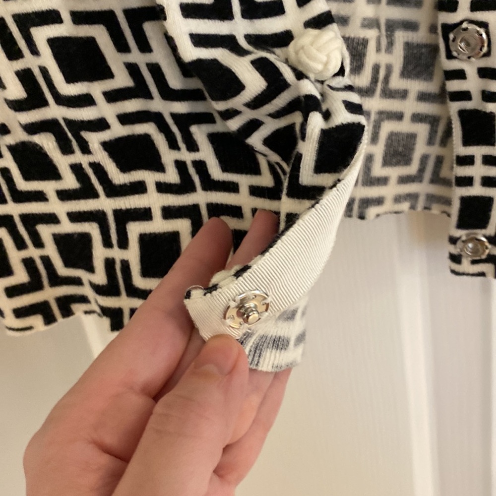 Banana Republic geometric pattern black white sweater cardigan with snap buttons - Picture 4 of 5